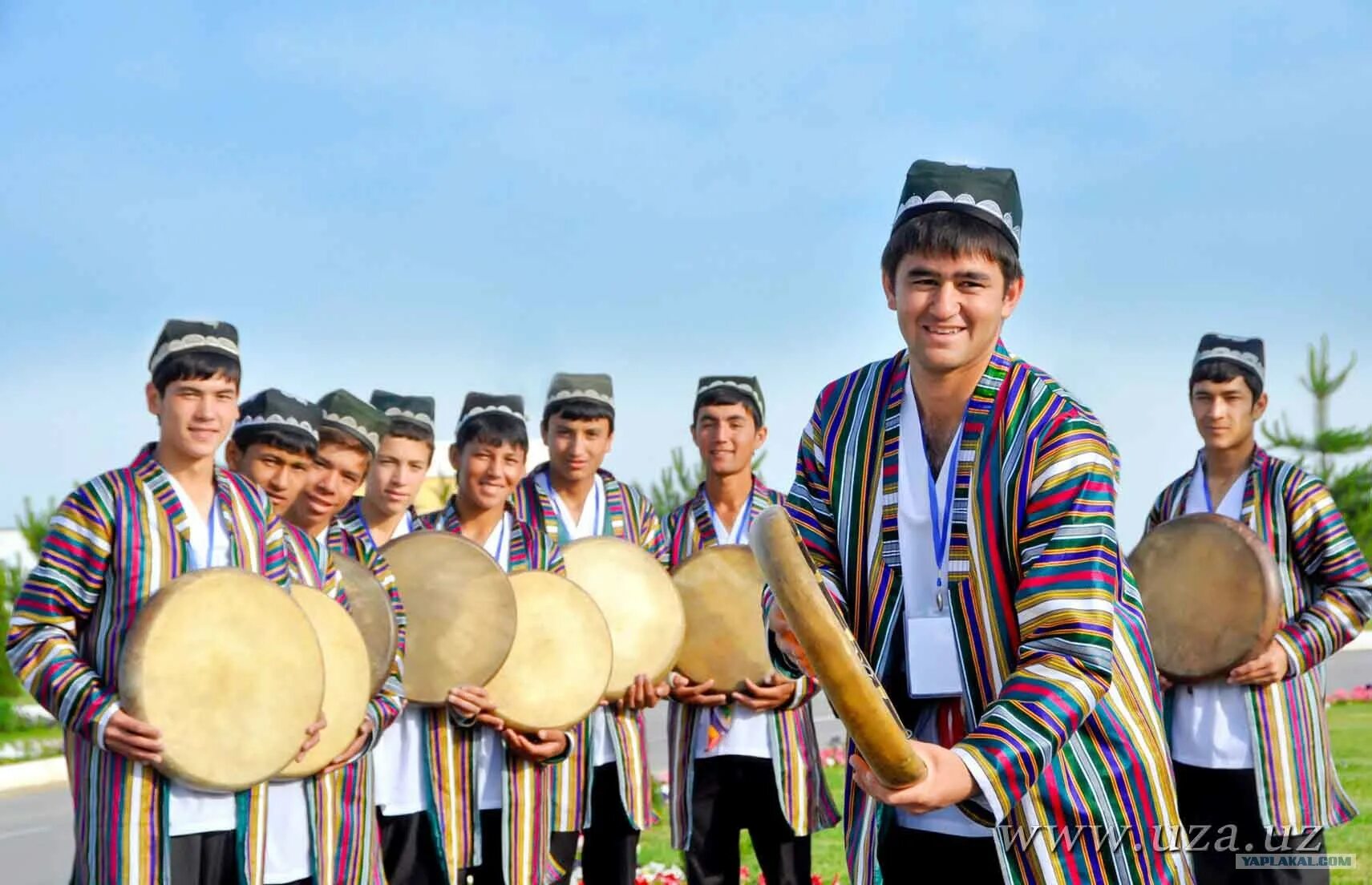 Uzbek uzb. Узбекистан народ. Национальный костюм узбеков Навруз. Дойра карнай сурнай. Узбекский народ Узбекистан.