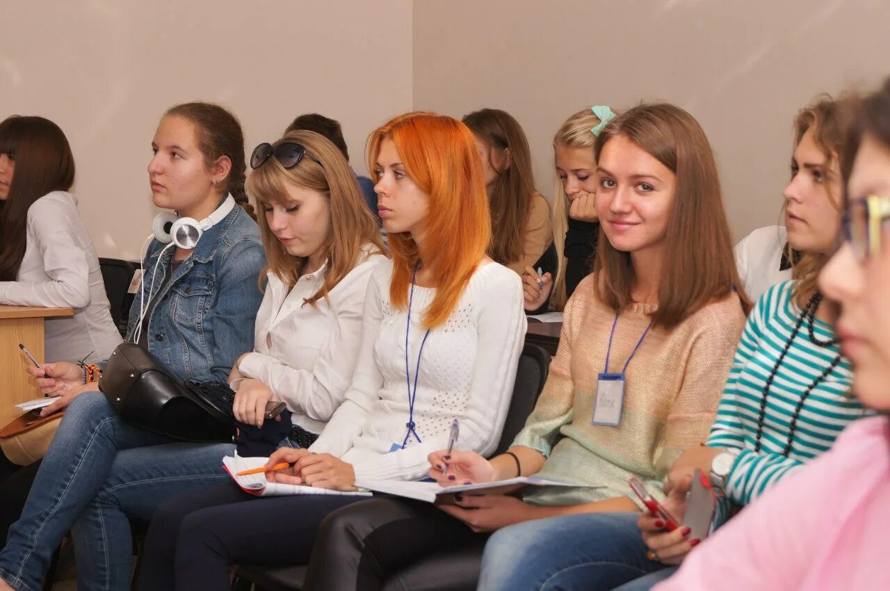 Молодежное собрание. Собрание молодежи. Собрание молодежь в России. Молодежь заседание. Тюмень дом молодежи.