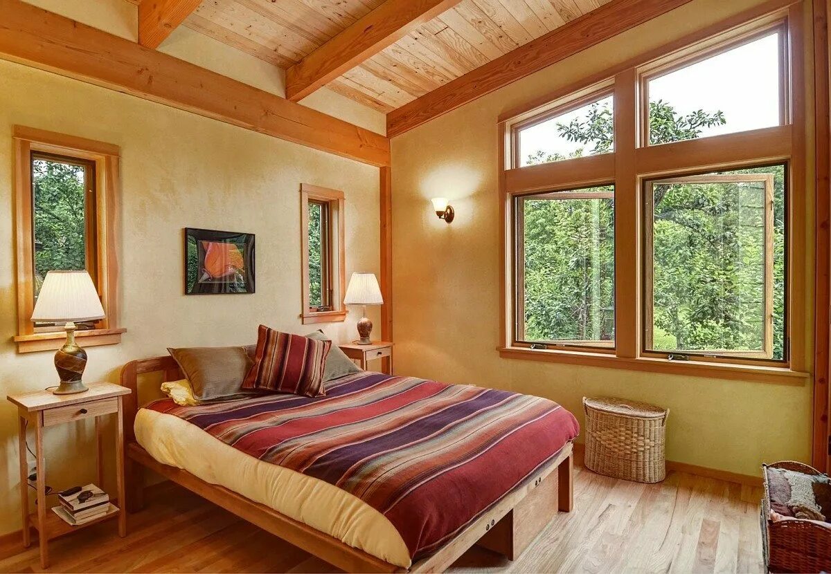 Дизайн комнат в деревянном доме. Интерьер спальни в деревянном доме. Спальня в деревенском доме. Дачная комната интерьер. Спальня в дачном доме.
