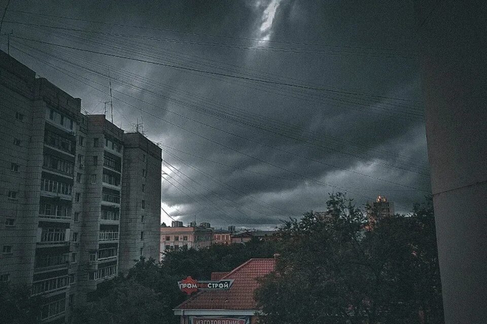 Грозовые тучи над городом. Ливень в Хабаровске. Дождливое небо над городом. Дождливый город в России. В небе над хабаровском сегодня