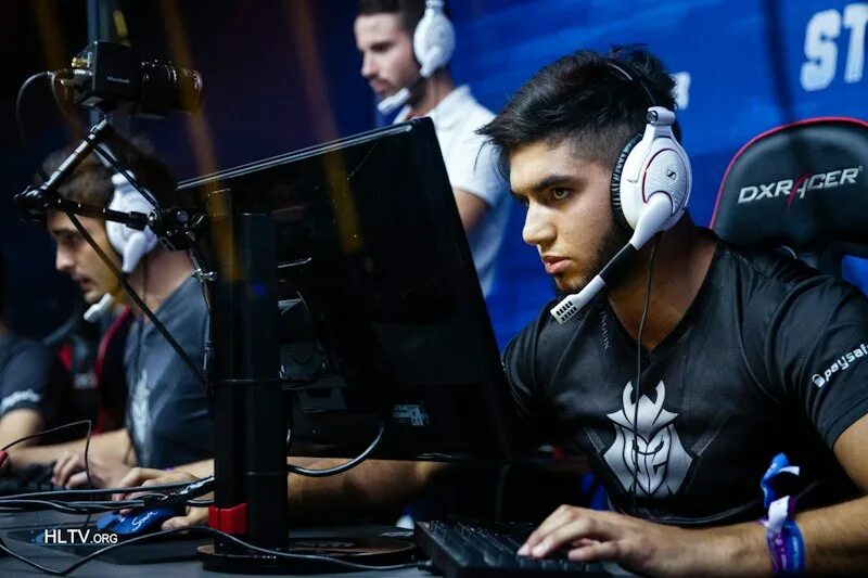 Красивые кс игроки. Кибертурнир cs go. Симпл кс го 2020. Профессиональный геймер. Монитор киберспортсменов.
