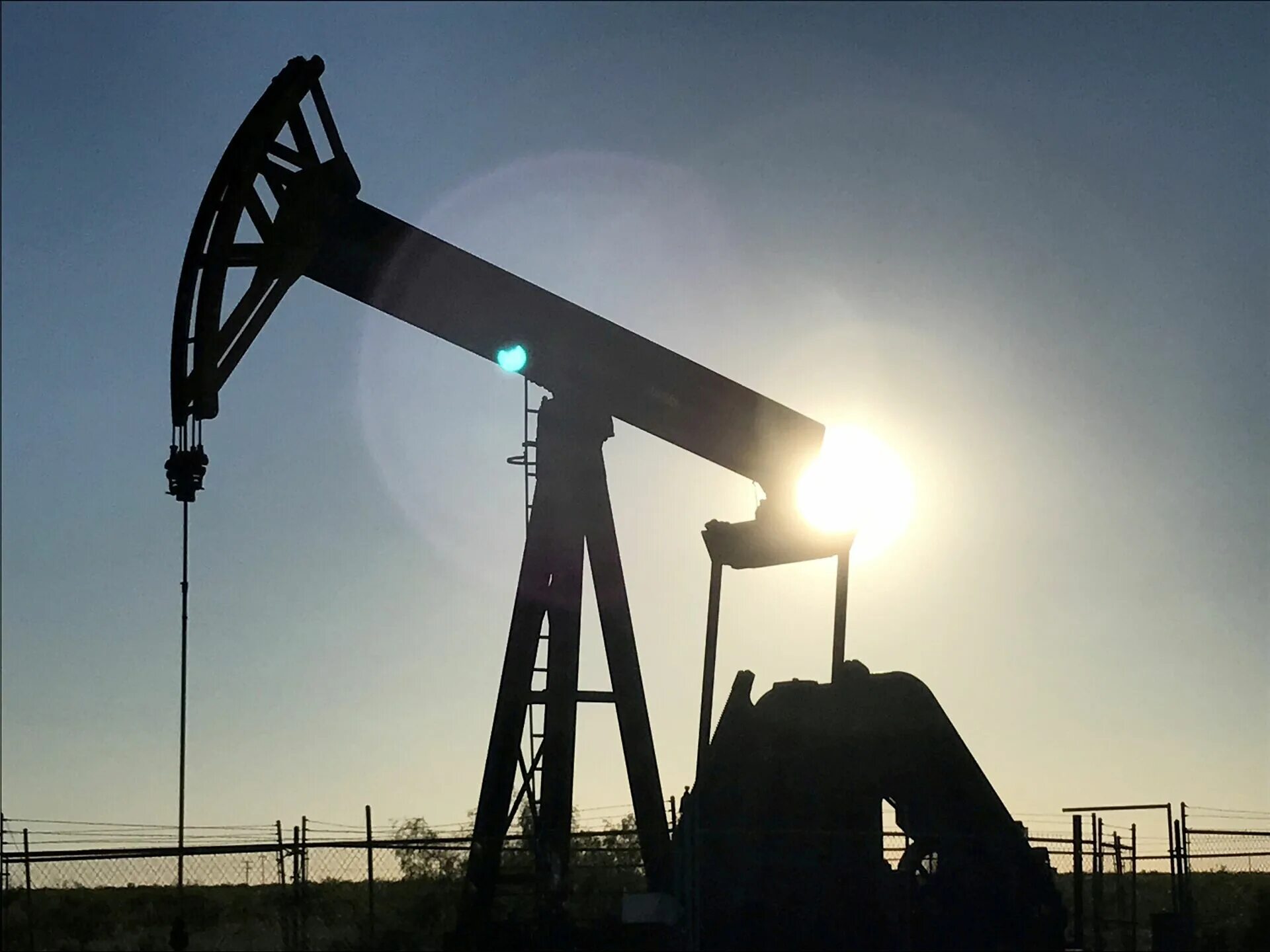 Качает нефть как называется. Добыча нефти. нефть в горах. добыча нефти картинки. добыча нефти в египте.
