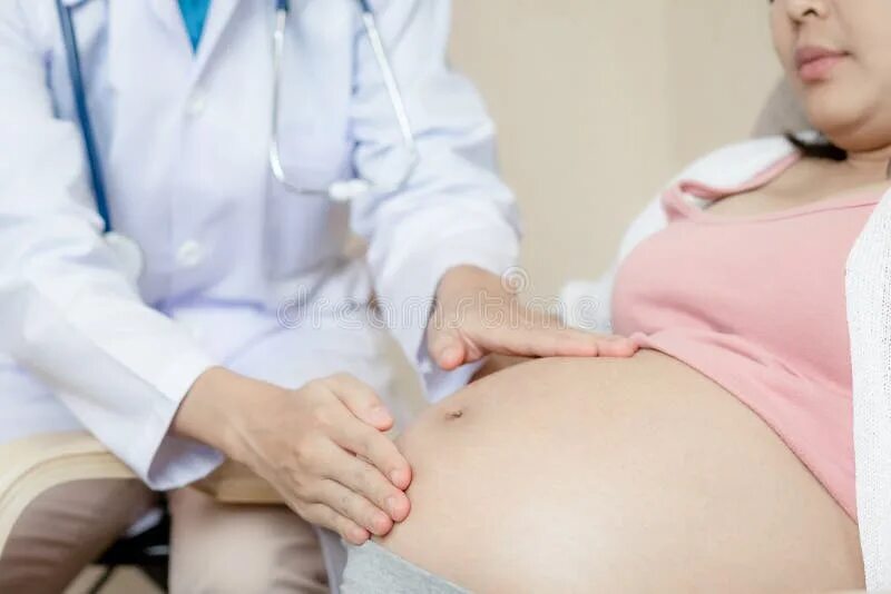 Беременной жена гинекологе. Врач и беременный живот. Беременный живот в больнице.