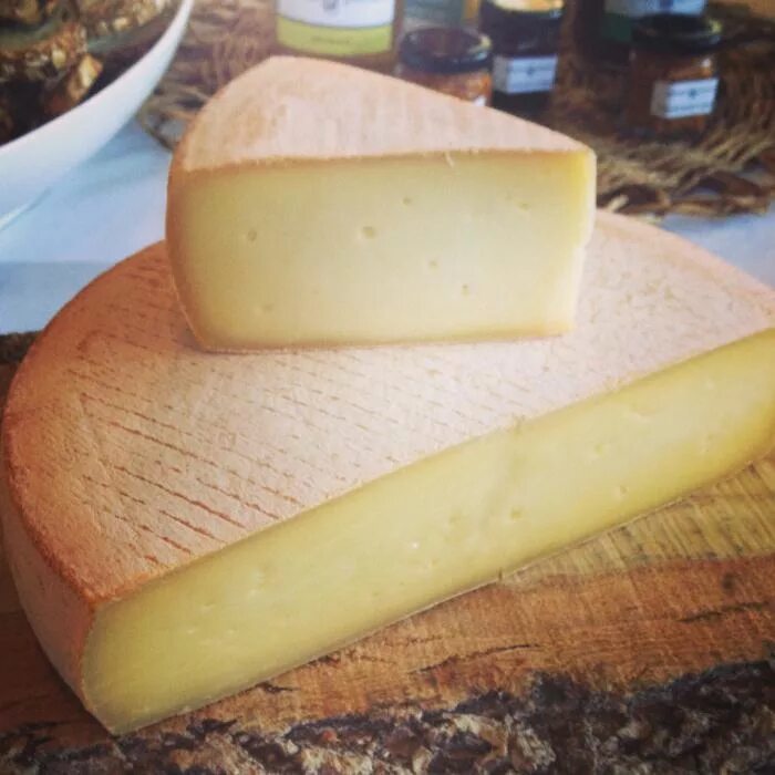 Сыр камамбер рота агро. Сыр стилтон. Итальянский сыр. Какие сыры сладкие. Сыр итальянский полумягкий.