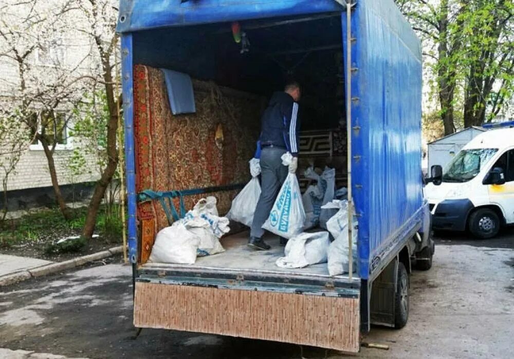Газель с мусором. Вывоз старой мебели. Газель с мусором. Утилизация мебели. Вывоз старой мебели нижний новгород.