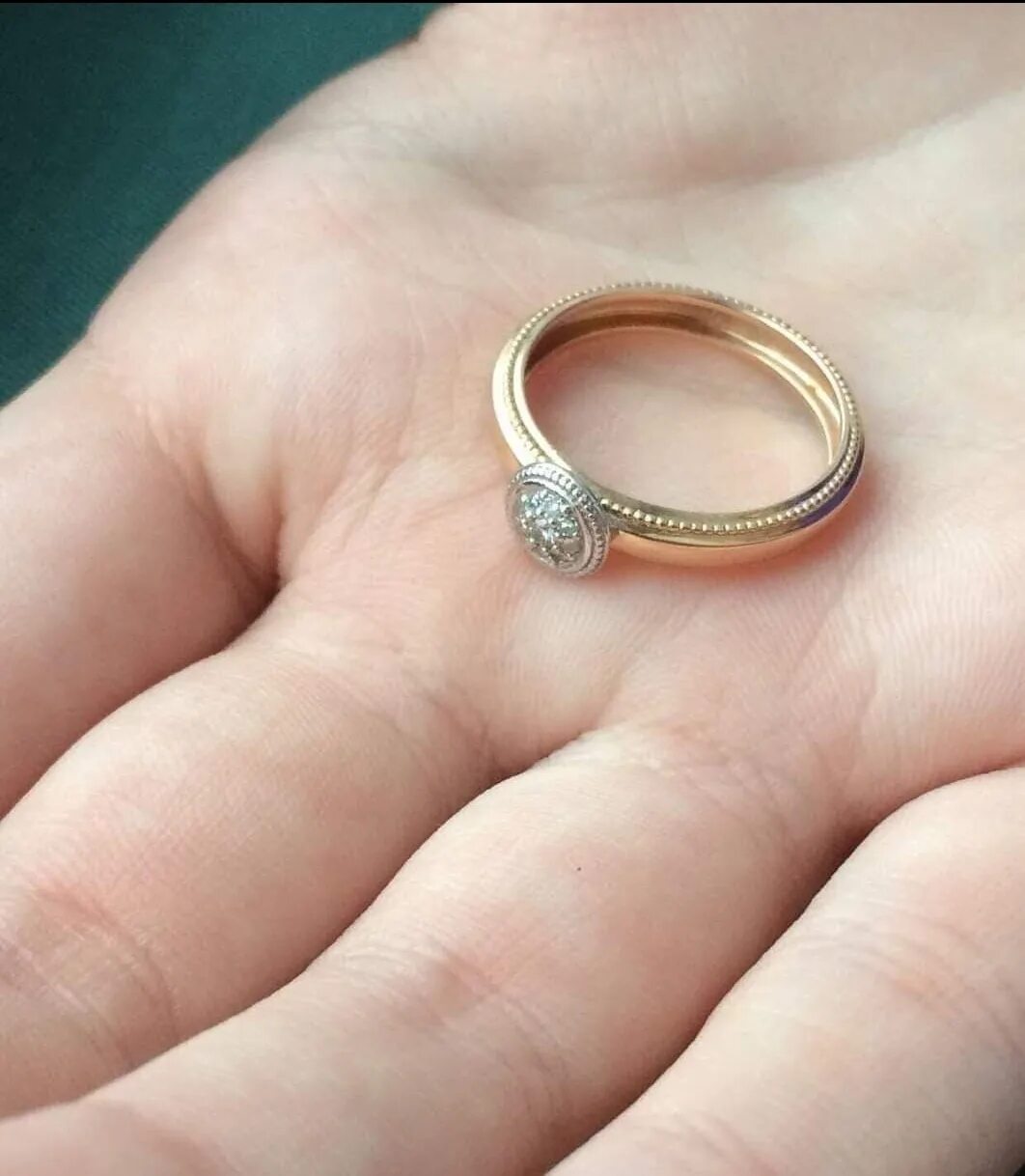 Красивые кольца. Кольцо женское. Золотые кольца для девушек. Кольцо в кольце. Снять золотые кольца