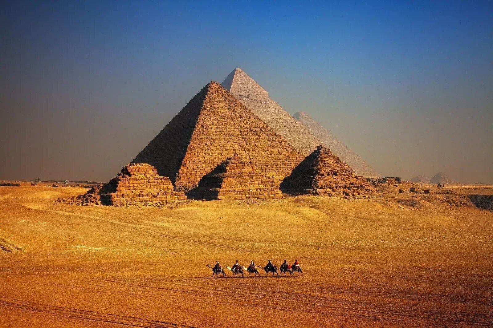 Misr piramidalari haqida. Пирамиды Гизы в Египте. Каир Гиза пирамиды. Комплекс пирамид Гиза в Египте. Пирамида Хеопса Каир.