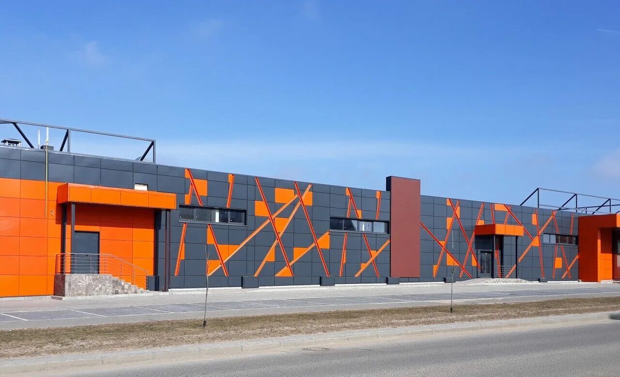 фасад одноэтажного магазина. общественный туалет. сити молл иркутск. плитка в общественном туалете. торговый центр южный метро южная.