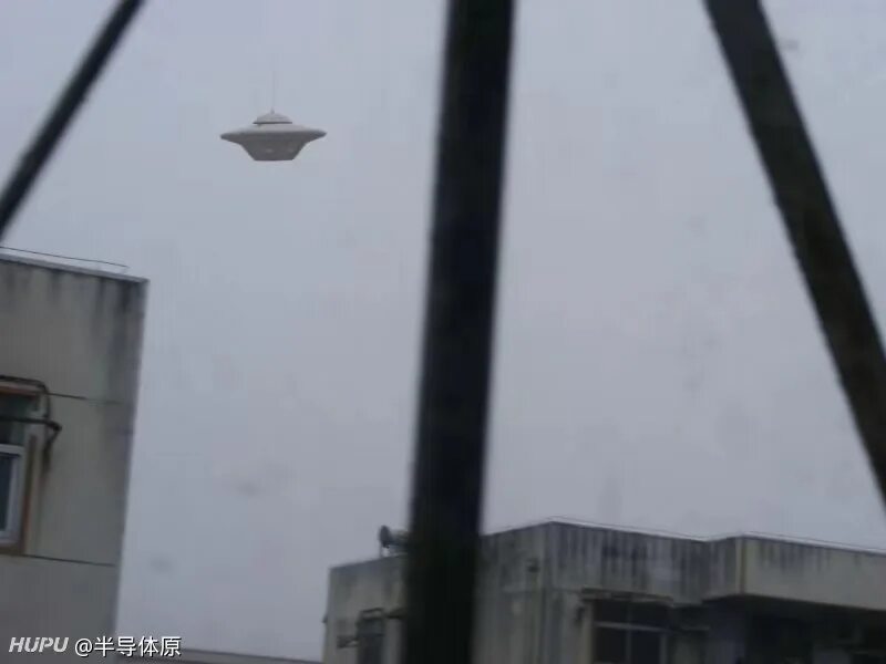 нло разноцветные огни. гигантское нло. трехзвездники нло. реальные снимки нло. прямая нло.