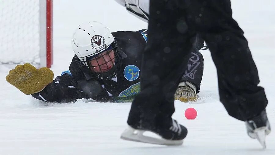 уральский трубник хоккей с мячом. хк мурман хоккей с мячом. чемпионат по хоккею с мячом 2024. хоккей фото. хоккей с мячом на льду.