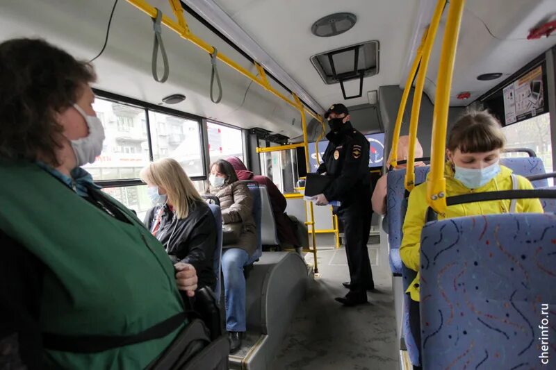 Рейды в общественном транспорте. Пассажирка в автобусе. Кондуктор автобуса в маске. Маски в троллейбусе. Бесплатная пересадка с автобуса на автобус