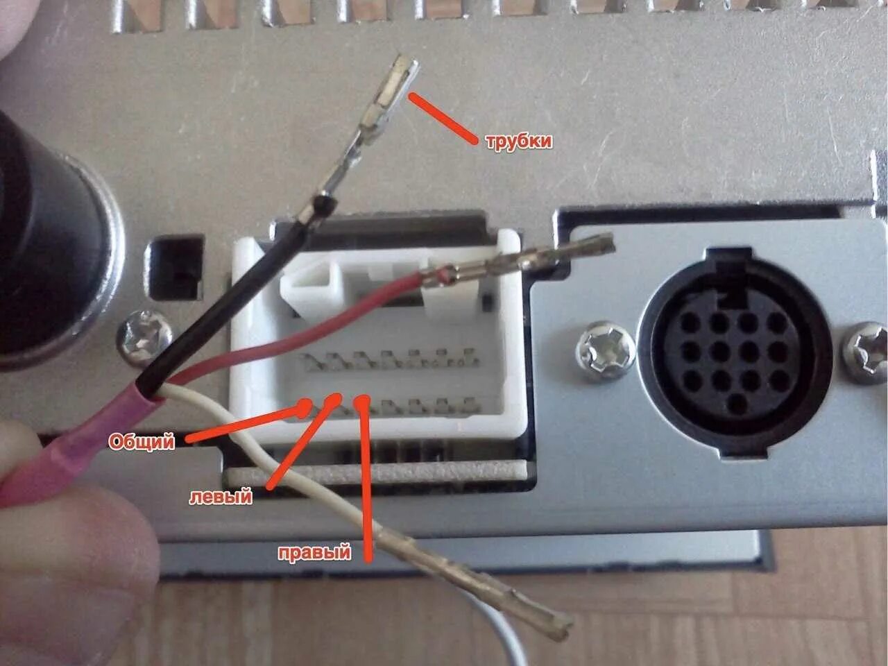 Как подключить аукс к музыкальному центру. Aux разъем для магнитолы 9 pin. разъем для сд чейнджера штатная магнитола тойота. аукс кабель для автомагнитолы распиновка.