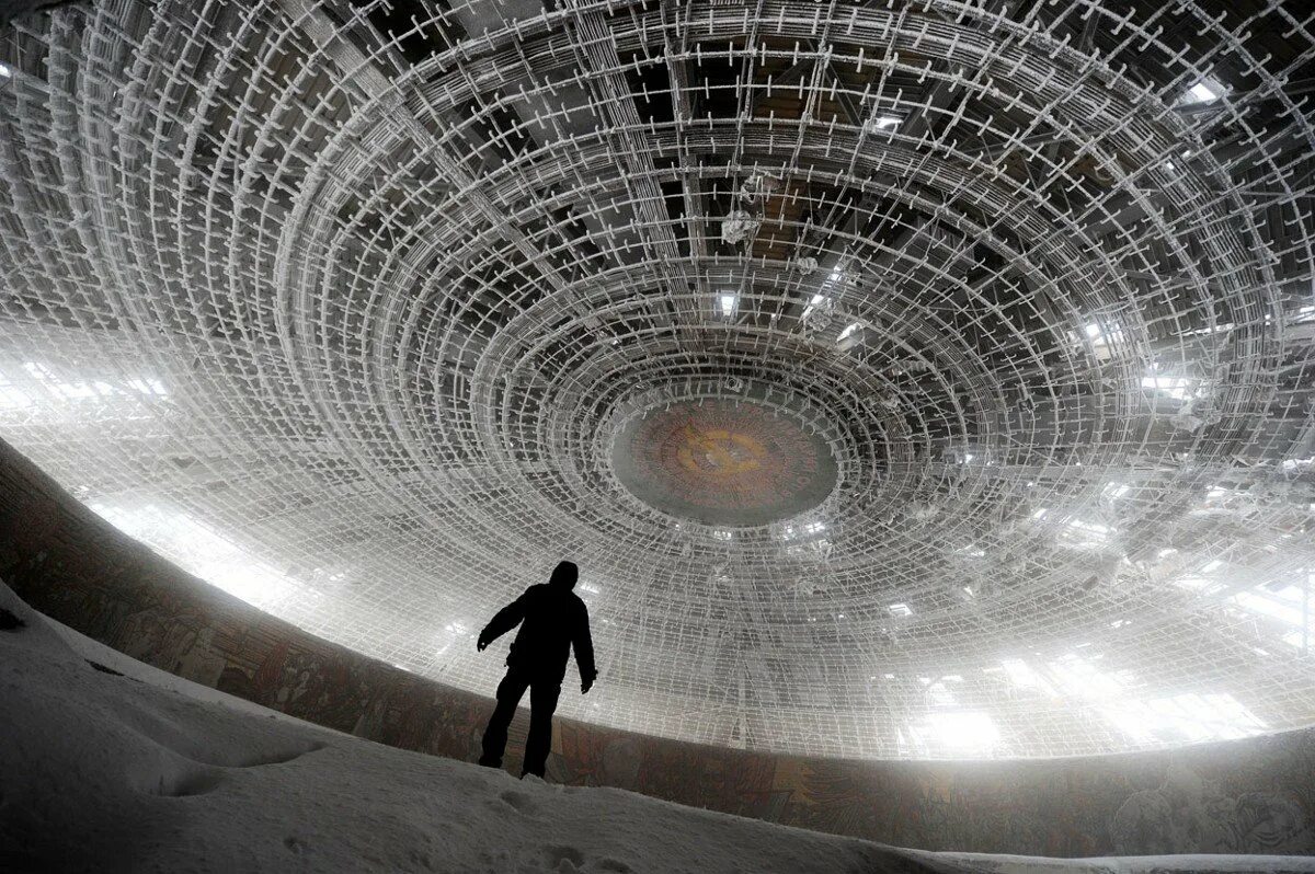 Как называется боязнь больших. Бузлуджа-заброшенный мемориал в Болгарии. Бузлуджа внутри. Огромное пространство. Огромные объекты.