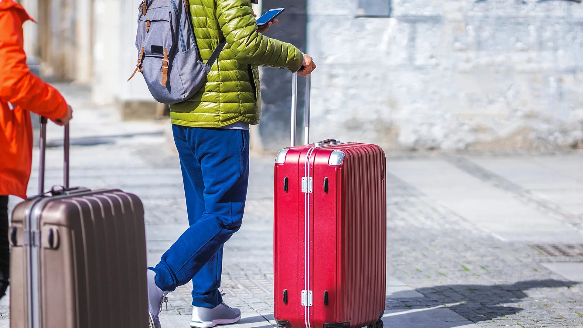 Готов переехать. Жизнь зарубежом или за рубежом. Large Luggage. Large Suitcase. Чемоданы друг на друге.