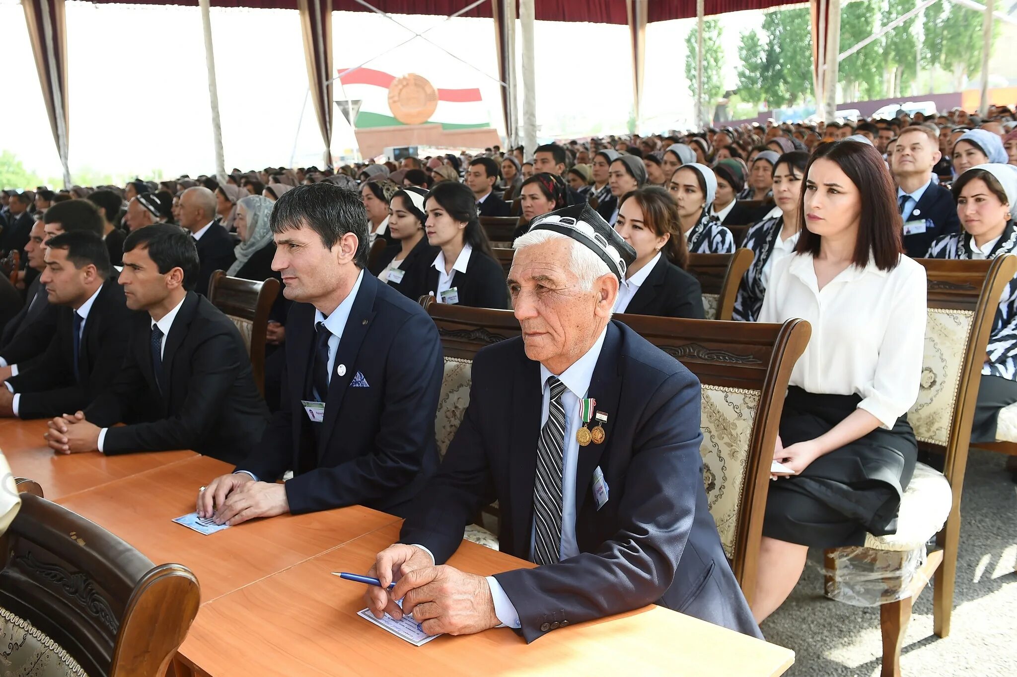 Таджиков призывают. Исфара Таджикистан. Последний звонок в Таджикистане с президентом.