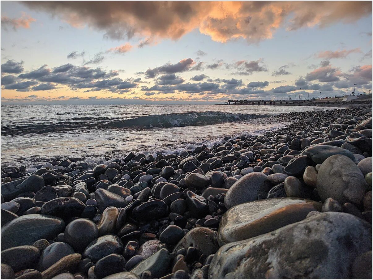 Черное море сочи. Сочинское море. Имеретинка сочи пляж. Галечный пляж адлер. Сочи название моря.
