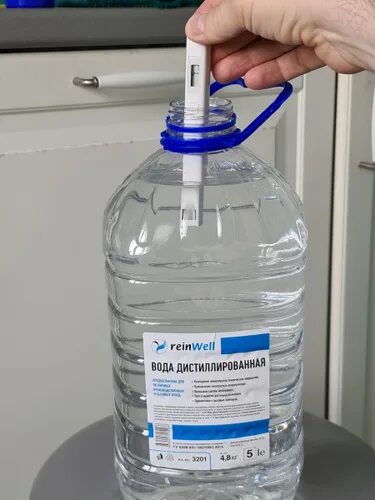 Вода дистиллированная REINWELL 5л.. Долив дистиллированной воды. Аппарат для дистиллированной воды. Дистиллированная вода для автомобиля. Лабораторной дистиллированной воды