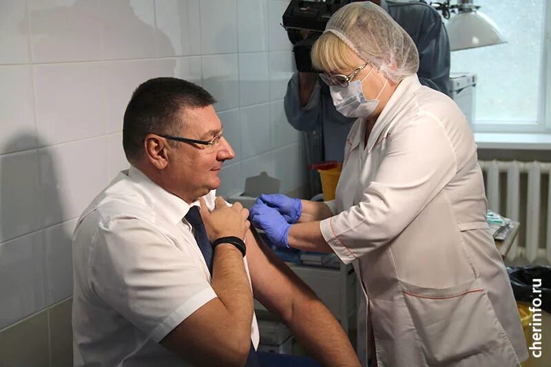 Главврачи вакцинации. Переладова барнаул эпидемиолог. Прививка от коронавируса. Вакцинация отказ. Врач с вакциной фото.