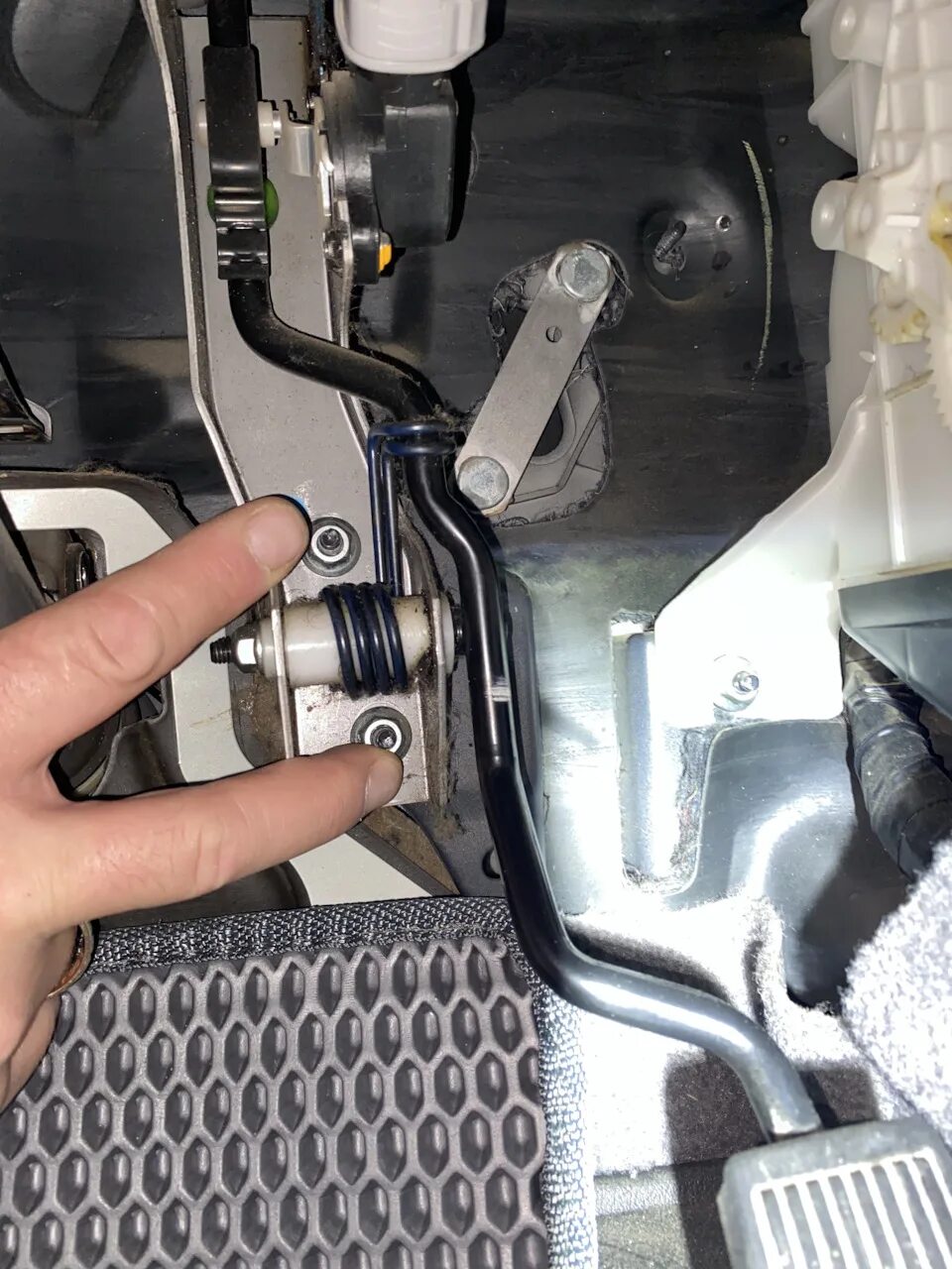 Датчик педали ниссан альмера классик. Nissan np200 топливные трубки. датчик положения педали газа nissan. датчик нулевого положения педали газа ниссан альмера классик. фиксатор крепления газа ниссан.