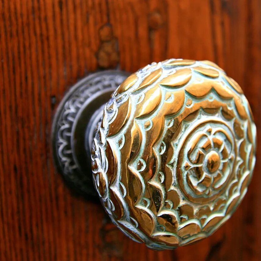 Декоративные дверные ручки. Zara doorknobs круглые резные индийские дверные ручки. Деревянные мебельные ручки. Дверные ручки в Эрмитаже. Ручка дверная деревянная.
