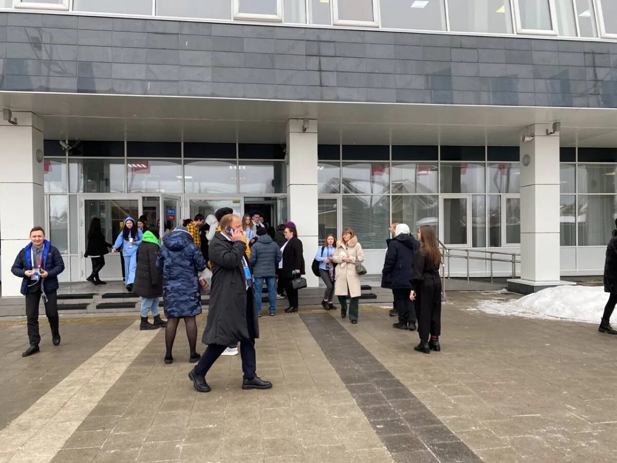 Директор школы 134 екатеринбург. Школа 150 красноярск. Лицей чехова. Эвакуация школ в красноярске сегодня. Тренировочная тревога в школах.