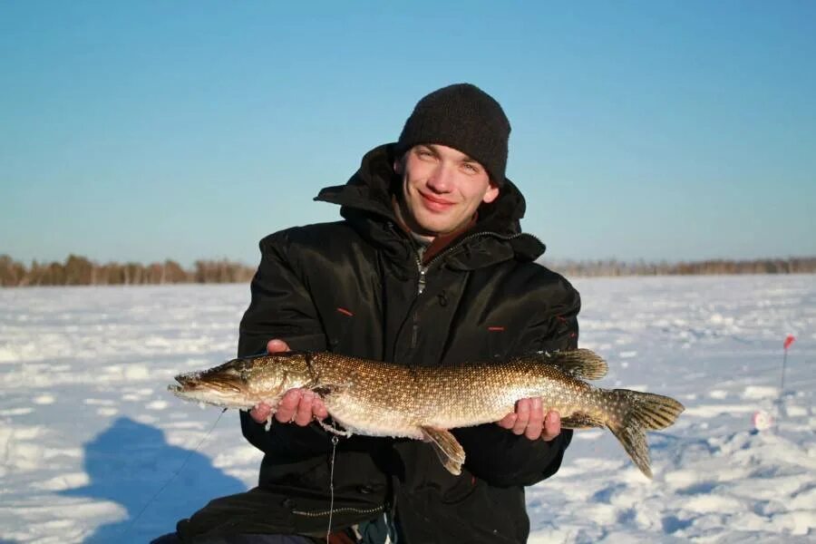 Зимняя рыбалка. Зимняя рыбалка на щуку. Рыбалка на озере. Рыболовные базы в Томской области. Ловлю в контакте