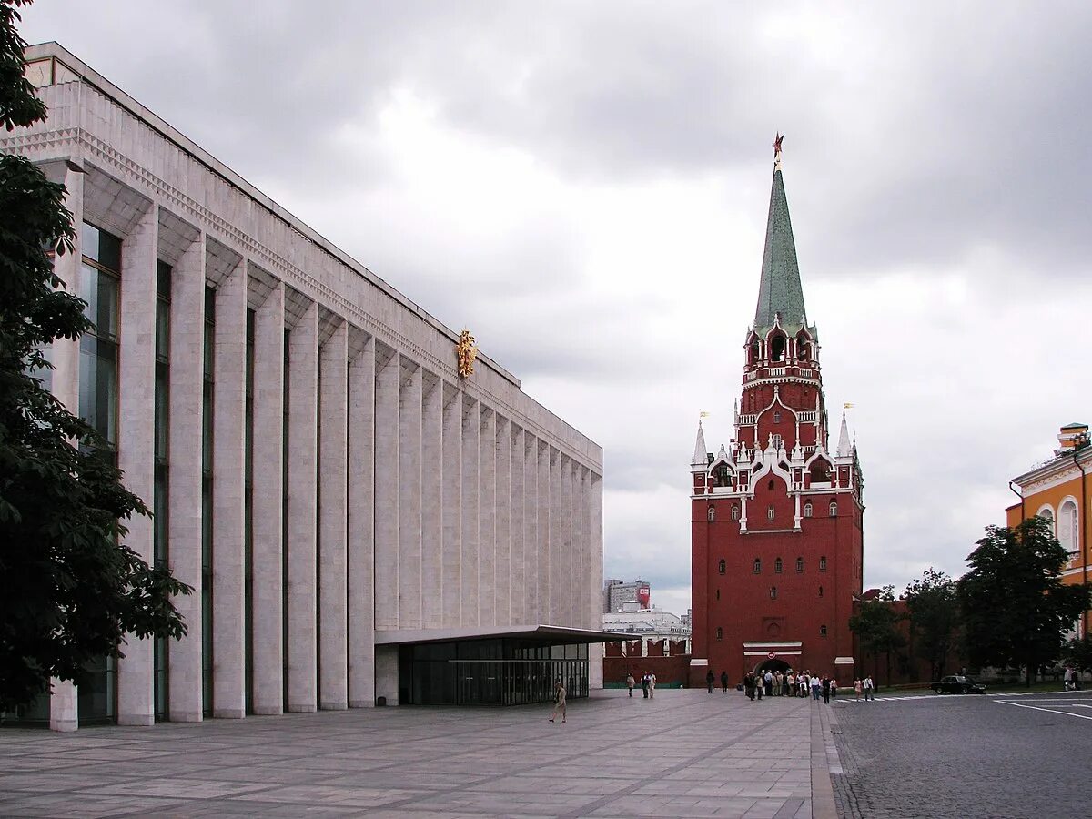 В каком году был построен государственный кремлевский. Московский Кремль дворец съездов. Государственный Кремлёвский дворец дворцы Московского Кремля. Москва Кремлевский дворец съездов. Кремль государственный Кремлевский дворец.