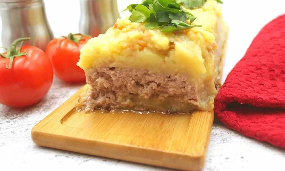 Запеканка с фаршем и картофелем пюре. Картофельная запеканка с фаршем. запеканка картофельная порционно. запеканка картофельная с мясом в духовке. запеканка из картофеля и мясного фарша.