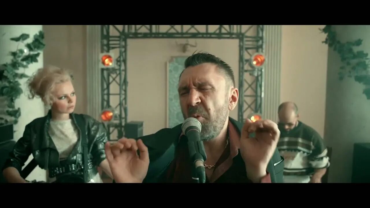 Шнуров в очках. Ленинград pharaoh. Группа ленинград клип кабриолет. Последний клип шнура. Кабриолет ленинград клип.