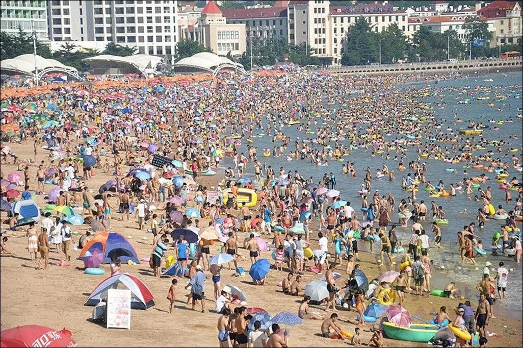 Где мало народу. Китайский пляж. Пляж в Китае. Переполненные пляжи. Много народу на пляже.