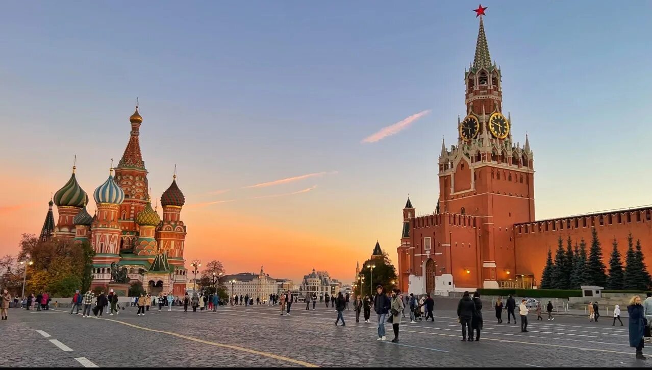 Сколько лет сегодня москве. Красная площадь Москва сейчас 2022. Кремль красная площадь 2022. Москва Кремль красная площадь. ГУМ В Москве на красной площади.