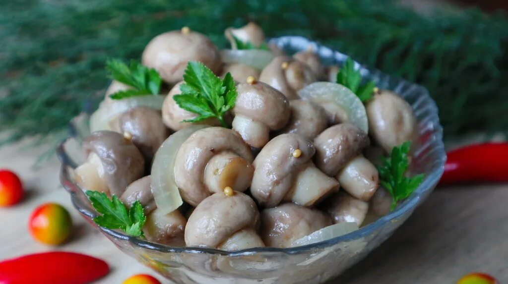 малосольные грибы шампиньоны. шампиньоны с луком. соленые грибы. блюда с шампиньонами. вкусные блюда с лисичками.
