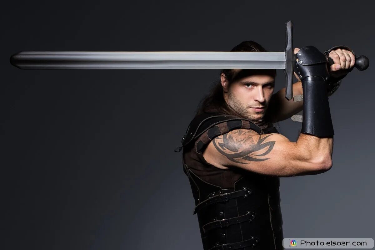 меч уильяма уоллеса. меч самурая. человек с мечом в руках. женская рука с мечом. мужчина с катаной в руке.