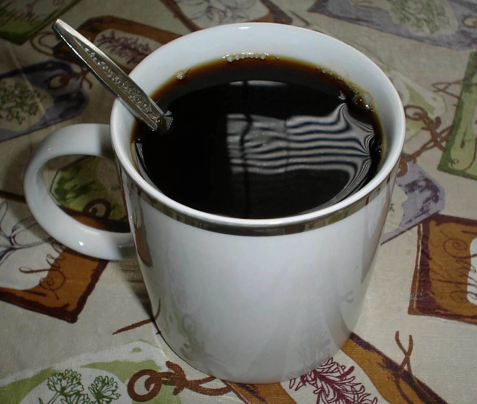 Черный кофе. Черный стаканчик для кофе. Кофе черный домашний. Обычный черный кофе. Черный кофе серая мышь известная