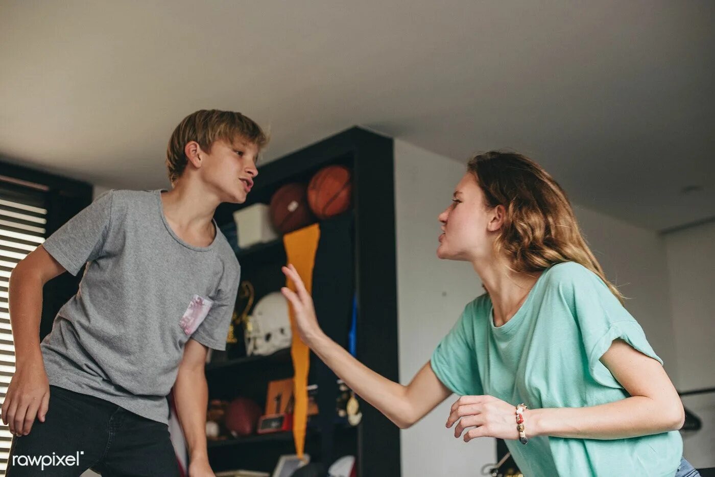 Experiment with sisters body. Брат и сестра ссорятся. брат и сестра подростки ссорятся. sisters argue with brothers. два подростка ругаются.