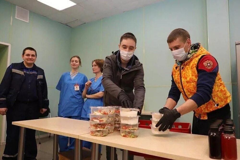 Питание волонтеров. Волонтеры медики в пандемию. Волонтёры-медики в пандемию в больнице. Волонтеры питание фото. Ассоциация рестораторов Нижегородской области.