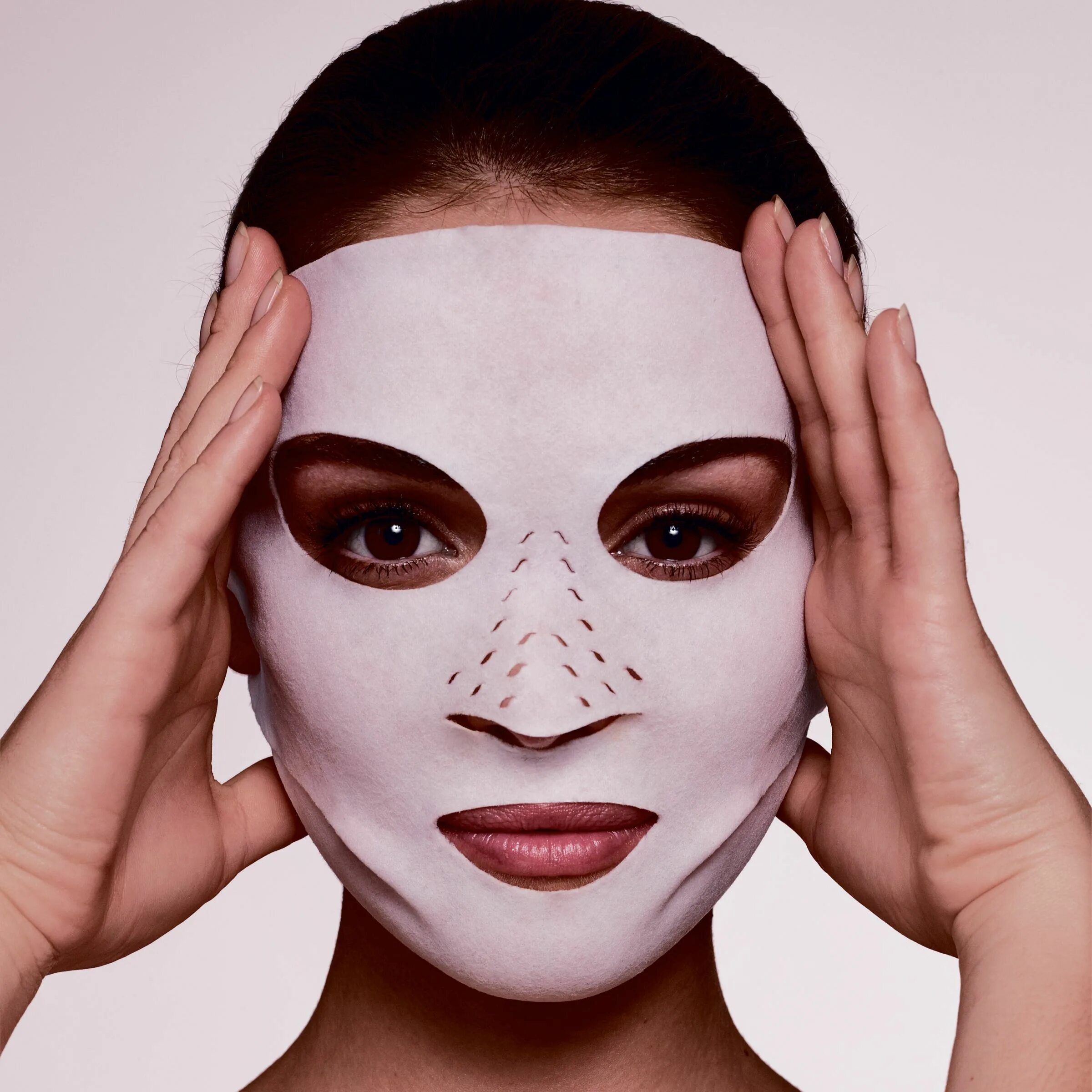 Большие маски для лица. Charlotte Tilbury маска для лица instant Magic Dry Sheet. Девушка с маской на лице. Маска женского лица. Макияж маска.