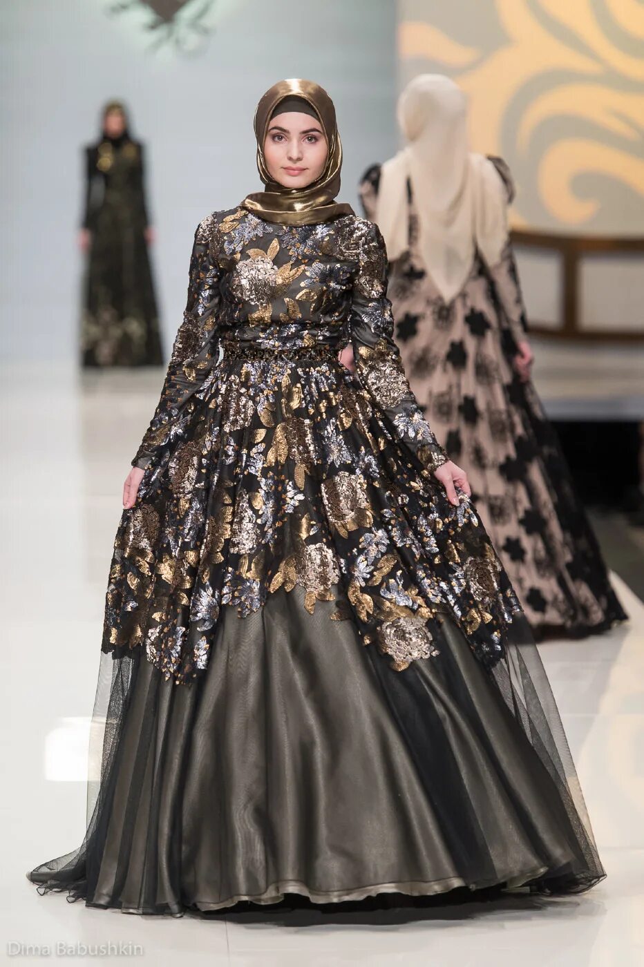 Чеченские платье в пол. Исламские платья рисалат. Платья чечня. Hijab style 2022 платья повседневные. Чеченские вечерние платья.