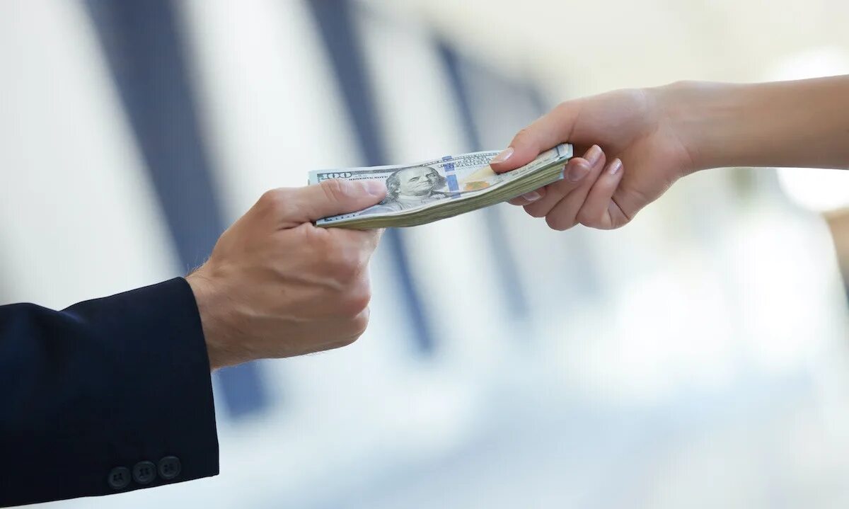 Займ возвращение. Money exchange background. Дает деньги. Выдача денег. Providing money services.