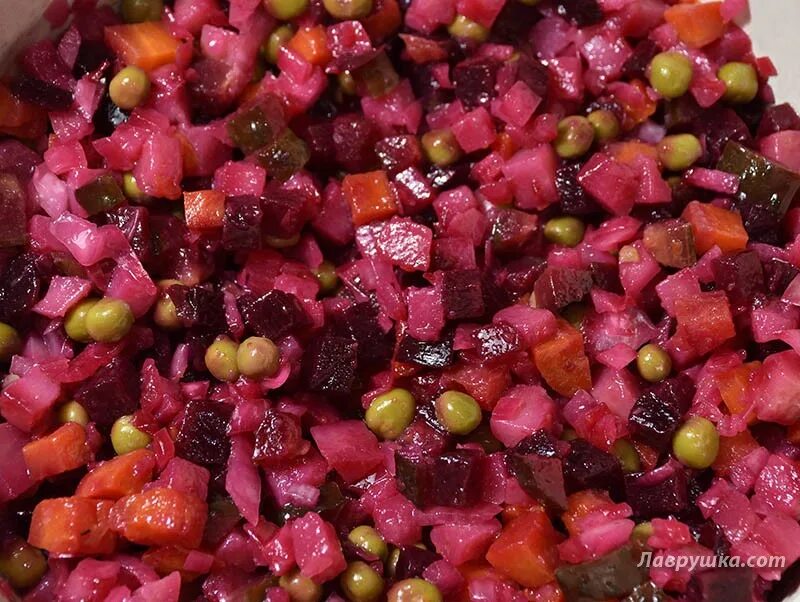 винегрет с горошком. добавляют в винегрет зеленый горошек. добавляют в винегрет зеленый горошек. винегрет сверху. винегрет с зеленым горошком.