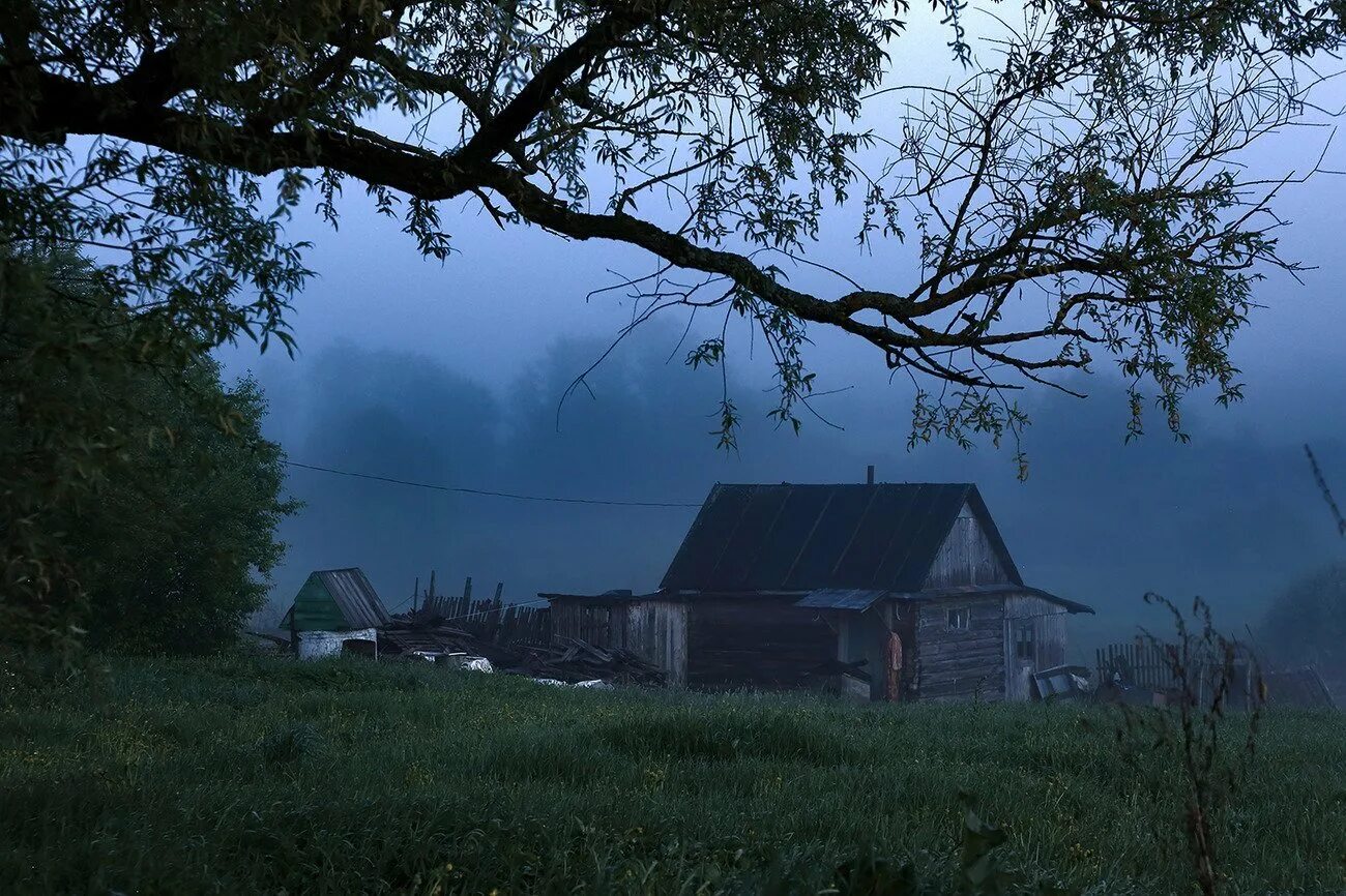 День и ночь деревня. Мрачный дом в деревне. Дождливая ночь в деревне. Ночь в деревне. Деревня Сумеру.