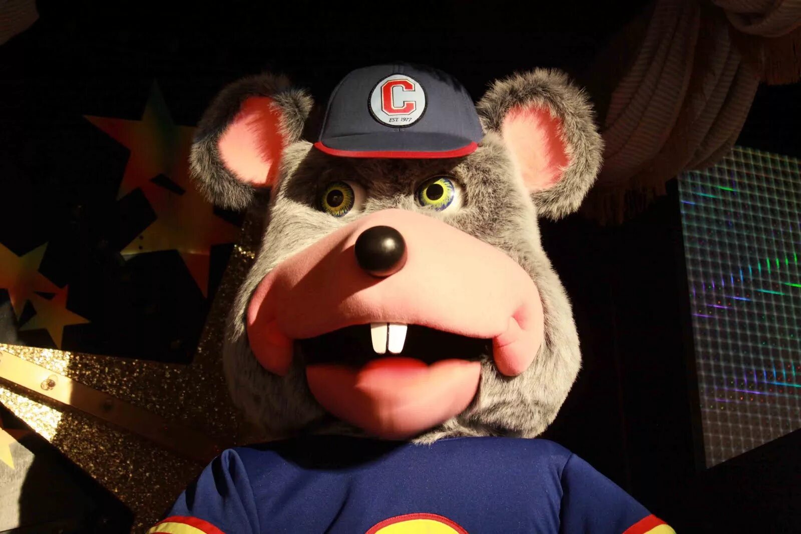 Чак аниматроник. Чакин чиз. chuck e cheese animatronics. чакин чиз 2025. билли боб брокколи.