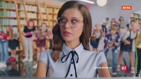 Реклама с девушкой джинс 2022