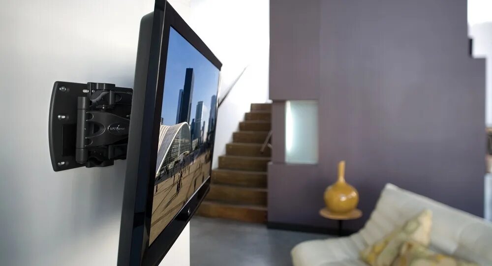 Какой лучше кронштейн для телевизора на стену. Телевизор на стене. Стол для телевизора. Кронштейн для телевизора. Плоский телевизор на стену.