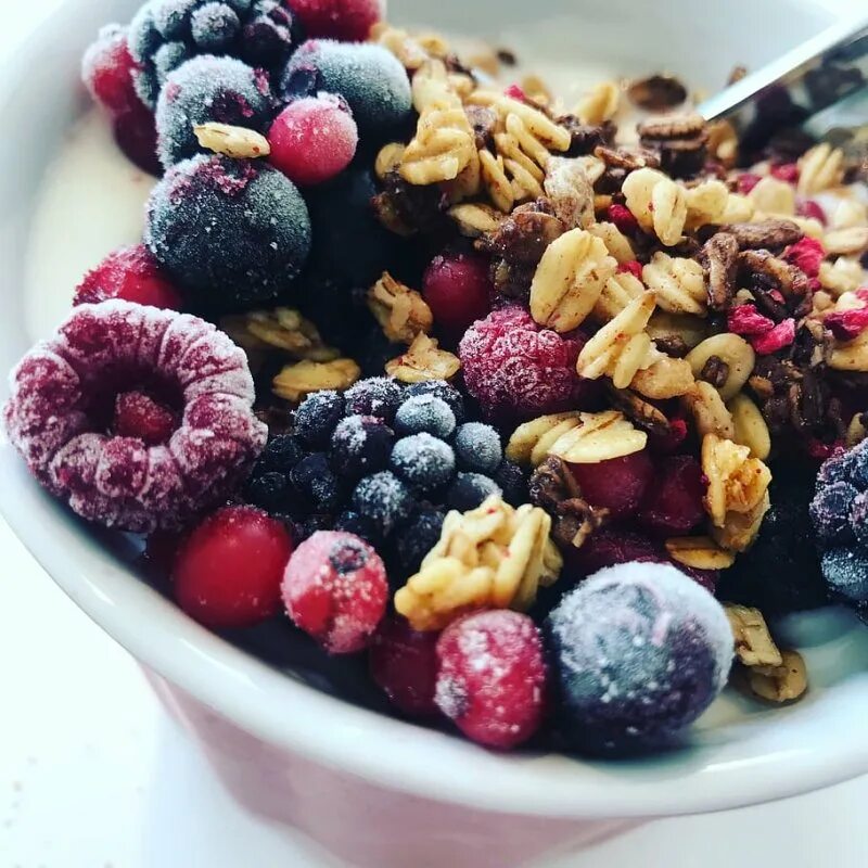 Granola мюсли. Домашняя гранола упаковка. Гранола ягодная. Гранола ягодная. Гранола с ягодами.