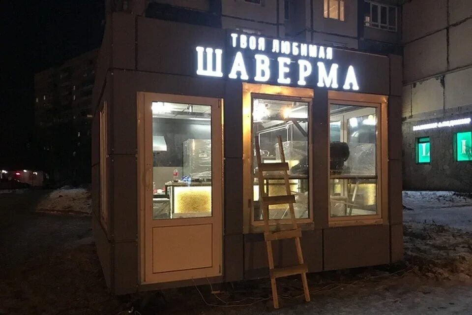 Шаверма в петергофе. Шаверма ларек питер. шаурма в питере ларек. киоск в форме шаурмы. ларёк с шаурмой на улице.