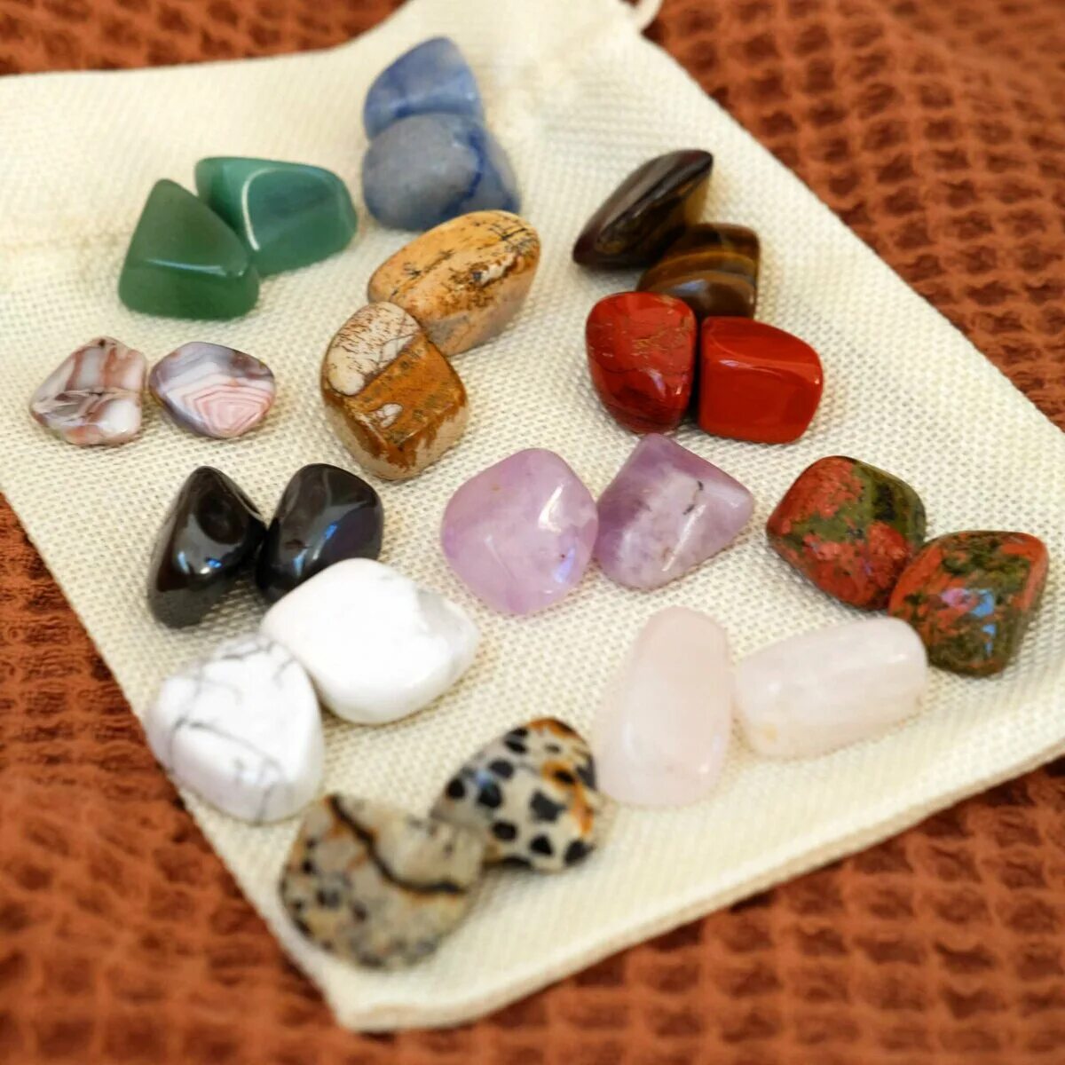 Какие камни дарить. Поделочные камни. Поделочные камни сувенир. Магия камней. Камень продажа.