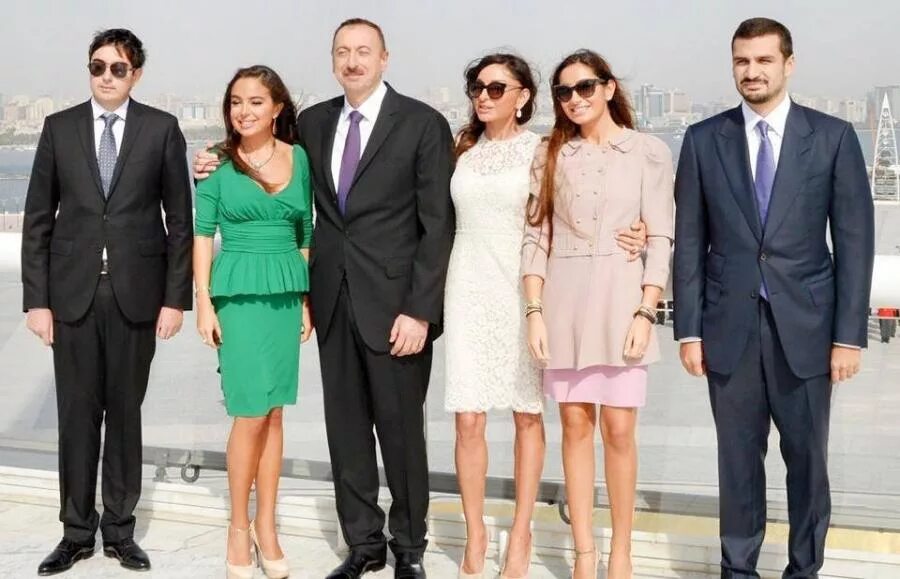 Мехрибан алиева азербайджан. Мехрибан алиева азербайджан. Mehriban aliyeva ilham aligev. Семья ильхама алиева. Мехрибан алиева азербайджан.