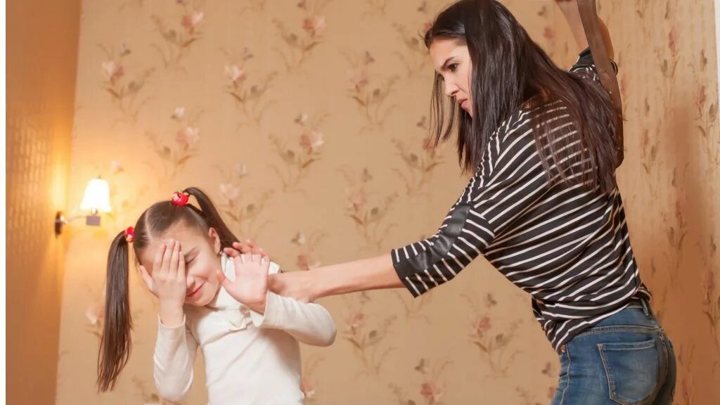 Мама ругает дочку. Физическое наказание детей. Воспитание ремнем. Наказание непослушных девочек. Ремень для детей.