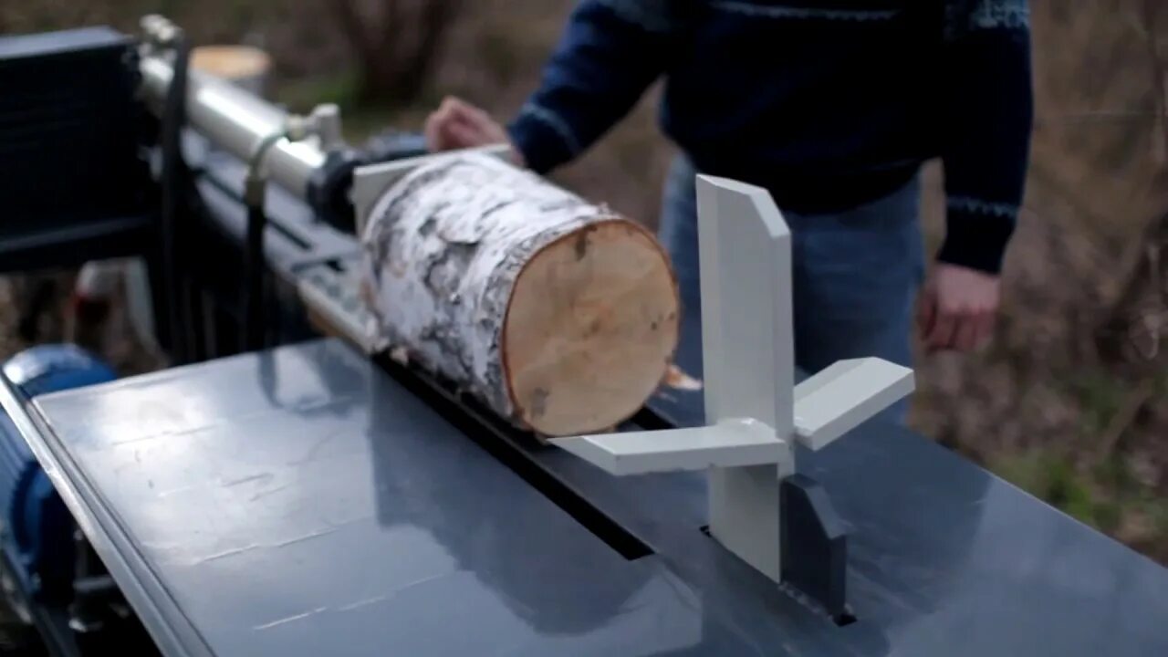 Кольщик дров вакансии московская область. Профессия кольщик дров. Дрова юрга. Колка дров в фировском районе. Носильщик дров.